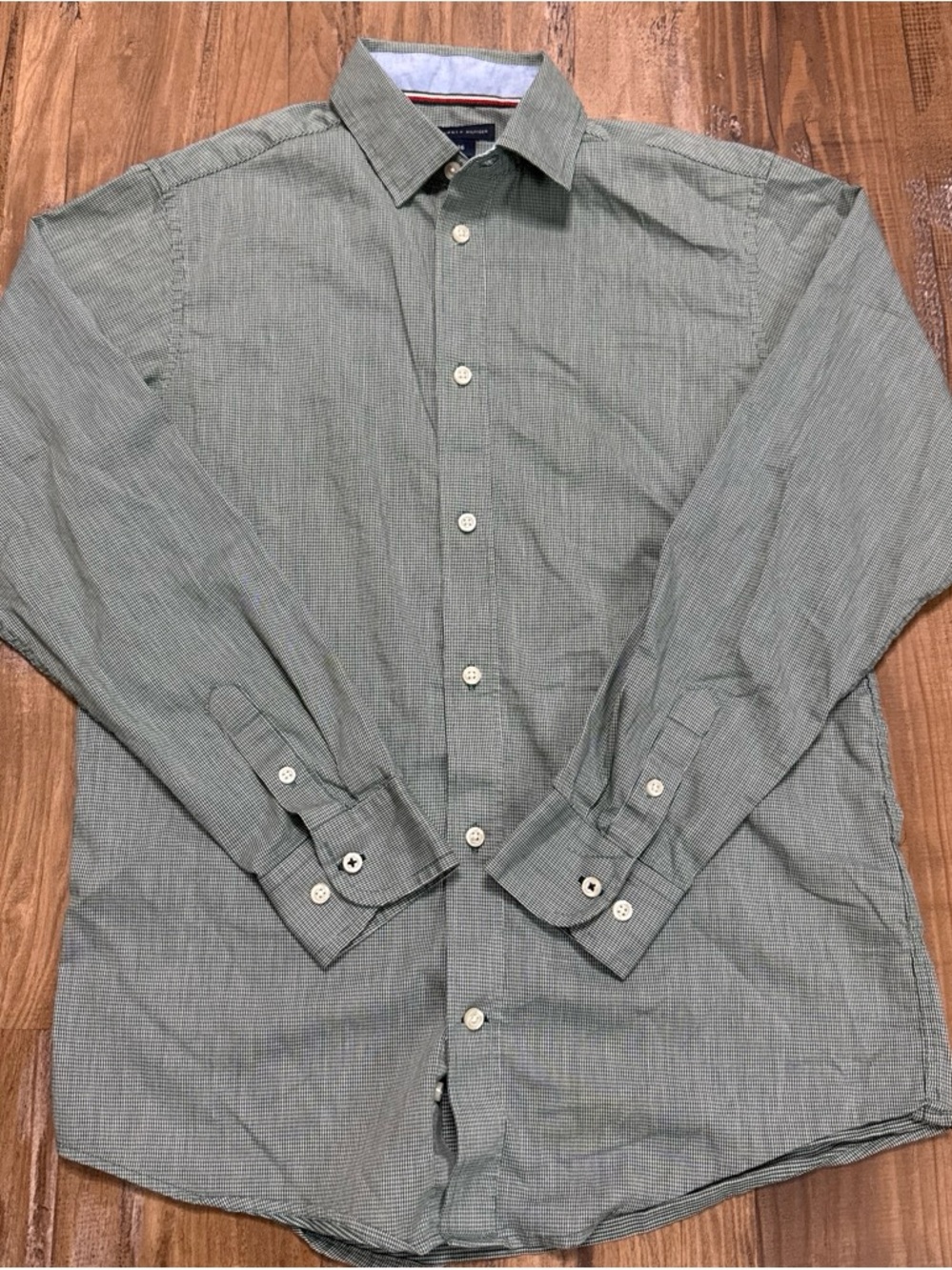 Classic Long-Sleeve Button-Up Shirt in Light Green